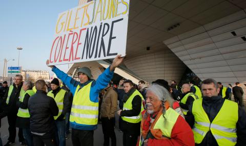 Мащабни протести във Франция заради цените на горивата - 1