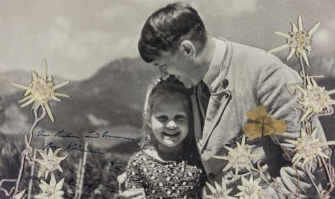 Продадоха снимка, на която Хитлер прегръща дете - 1