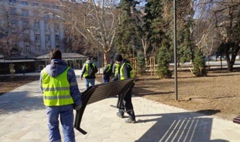 Слагат пейките в столичната градинка "Кристал" - 1