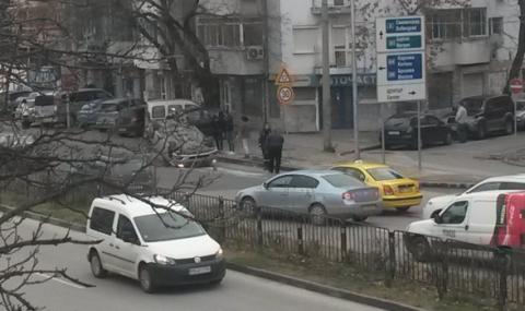Кола се преобърна по таван в Пловдив, пострада жена - 1