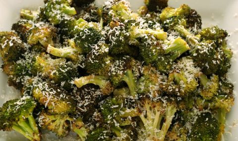 Рецепта на деня: Хрупкави броколи с чесън и пармезан - 1