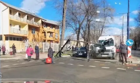 Светофар падна върху микробус в Пазарджик - 1