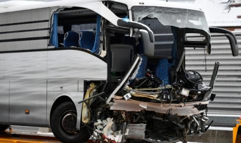 Автобус падна от 10-метров насип в Русия - 1
