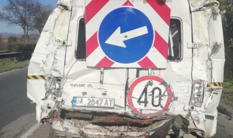 Бетоновоз се вряза в строителни автомобили на пътя Бургас-Сарафово - 1