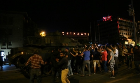 Граждани блокират танкове в Турция с голи ръце (ВИДЕО) - 1