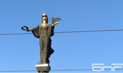Статуята на Света София осъмна с черна превръзка на очите - 1