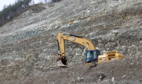 API admitted: 7 new landslides prevent the opening of traffic on the Mezdra - Botevgrad road  - 1