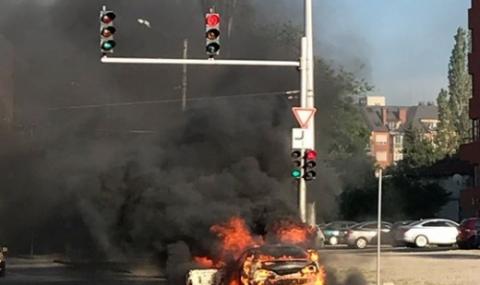 Кола изгоря като факла на столично кръстовище (СНИМКИ) - 1