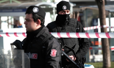 Убити и ранени при атентат с кола-бомба в Турция - 1