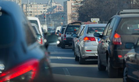 Над 400 000 автомобила се очаква да се върнат днес в София - 1