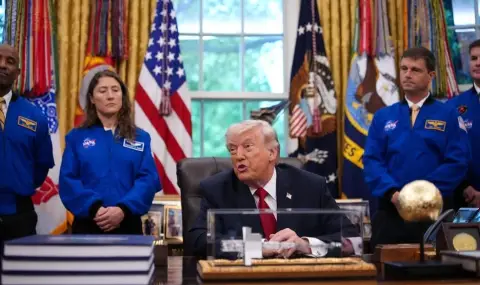 Trump expects US astronauts to land on the moon by the end of his term VIDEO  - 1