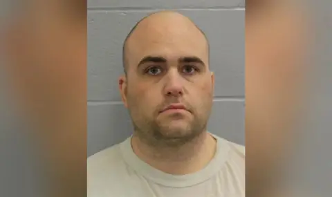 Мъж, обвинен в убийството на родителите си и още двама, няма да използва невменяемостта в своя защита - 1