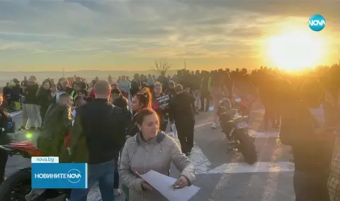 Protesters from Popovo closed the road Razgrad - Ruse  - 1