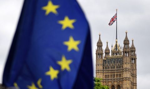 Нов закон поставя на карта статута на милиони европейци във Великобритания - 1