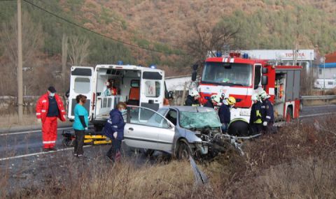 Тежка катастрофа между ТИР и кола край Благоевград, загинала е жена  - 1