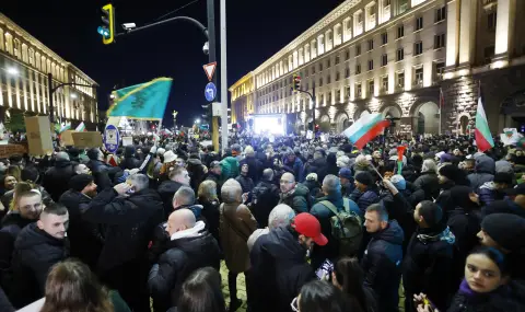 Le Monde: Десетки хиляди души протестираха в най-бедната страна от Европейския съюз - 1