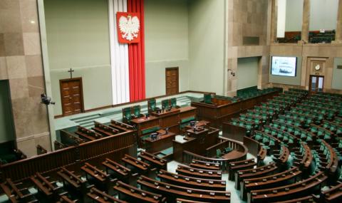 Намалиха заплатите на полските депутати - 1