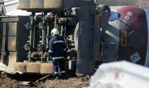ТИР се преобърна в Северозапада, един ранен - 1
