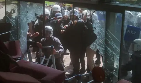 Турската полиция превзе с димки и водни оръдия централата на опозиционна партия