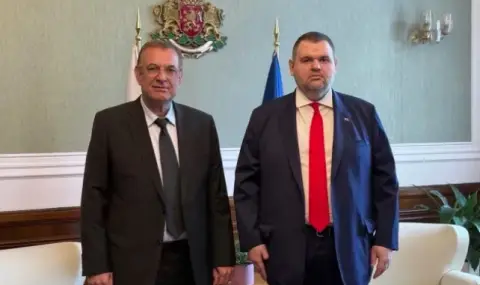 Васил Пандов за Чакъров: Поредната снимка, на която някой застава редом до Пеевски, за да се спаси - 1