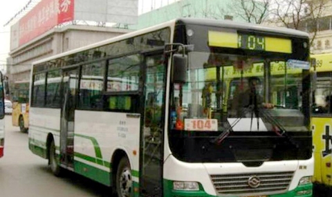 Китайски шофьор на автобус ходи на работа с Lamborgini - 1