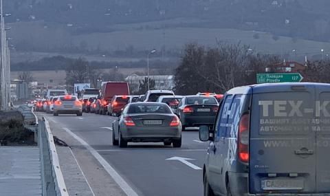 Протестиращи служители на АПИ блокираха движението по АМ „Хемус” при Витиня - 1