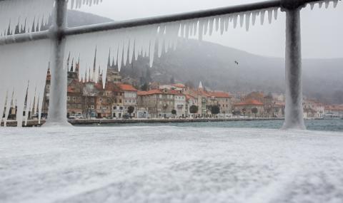Сняг и студ блокираха Балканите. Адриатическо море замръзна (СНИМКИ) - 1
