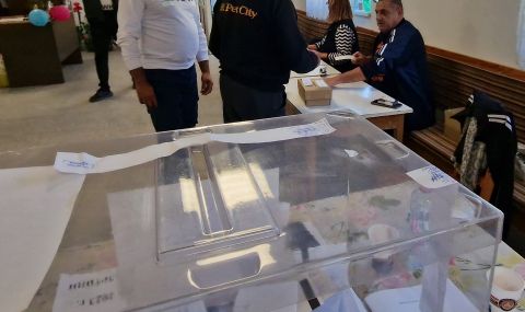 В село Буковлък избухна скандал: Член на СИК показвал на избирател как и за кого да гласува  - 1