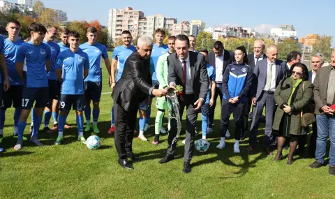 Министърът на спорта откри обновения футболен терен в НСА - 1