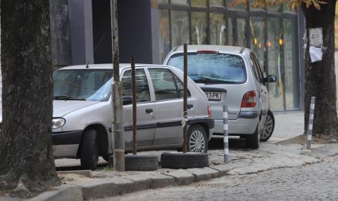 Столичани: Властите изоставиха контрола за паркиране в центъра - 1
