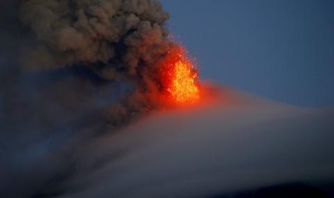 Божествено, но смъртоносно! 75 500 евакуирани заради вулкан - 1