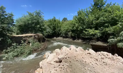 Бедствено положение в Русенско: Риск от скъсване на дига - 1