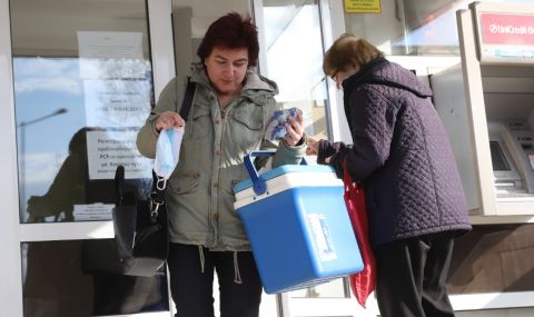 София: лекари чакат ваксини пред РЗИ с хладилни чанти - 1