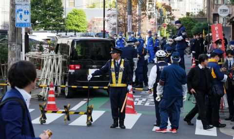 Микробус се вряза в барикада до израелското посолство в Токио - 1