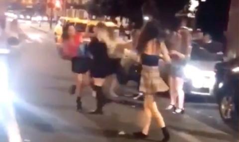 Страховит нощен бой спретнаха 10 жени насред улица  (ВИДЕО) - 1