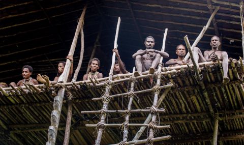 Диво племе праща жените си да раждат сами в джунглата - 1