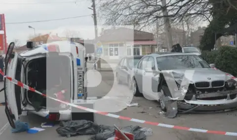 Патрулка се се удари в паркиран автомобил и се обърна на улица в Свиленград  - 1
