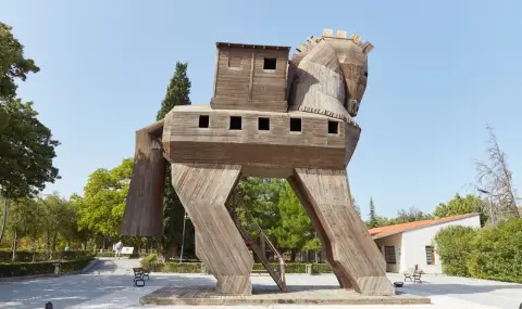 24 април 1184 г. пр.н.е.: Гърците превземат с хитрост Троя, с легендарния дървен кон - 1