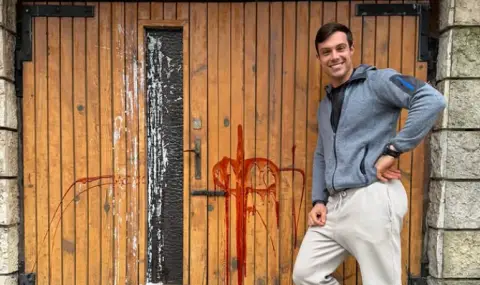 Филип Буков отвърна на коментарите за вандалската проява върху гаража му (СНИМКИ)  - 1