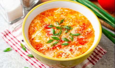 Рецепта на деня: Доматена супа с пресечено яйце - 1