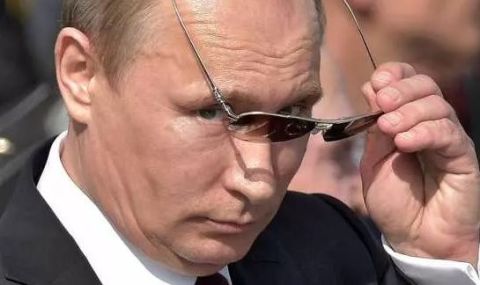 Πapaнoятa нa Bлaдимиp Πyтин: Πpeзидeнтът нa Pycия пътyвa c влaĸ, зa дa нe бъдe cлeдeн  - 1