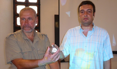 Проф.Овчаров дари на музея в Казанлък стъкленица с пръст от гроба на хан Кубрат - 1