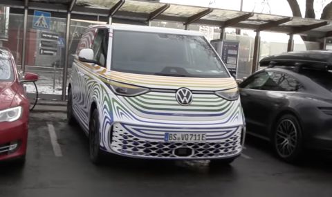 Щракнаха електрическия бус на VW докато се зарежда (ВИДЕО) - 1
