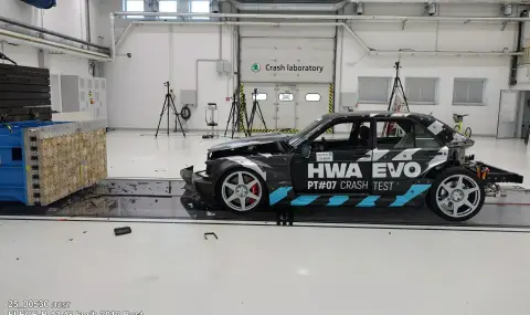 Блъснаха модерния Mecedes 190 EVO в името на безопасността - 1