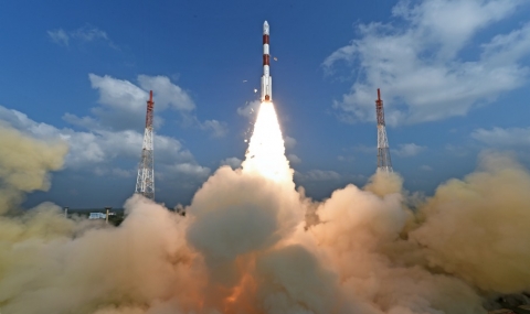 Индийска ракета изведе в орбита 104 сателита - 1