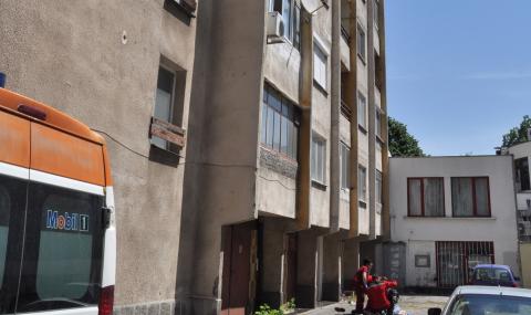Възрастен мъж загина, падайки от 12-етажен блок в Хасково - 1