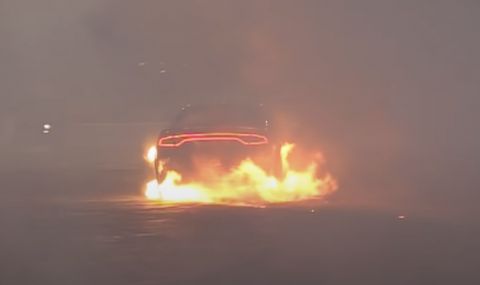 Чисто нов Dodge се подпали докато върти гуми (ВИДЕО) - 1