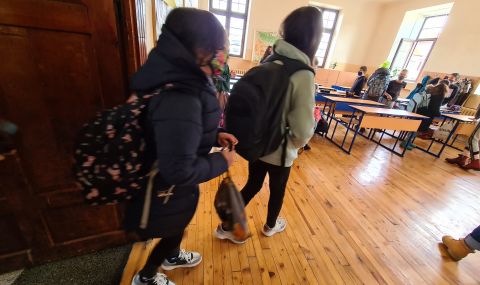 Просветният министър: Ако учениците от Украйна са повече, ще се правят и нови паралелки   - 1