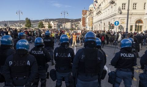 Полицаите в Италия побесняха - държавата им осигурила само розови маски - 1