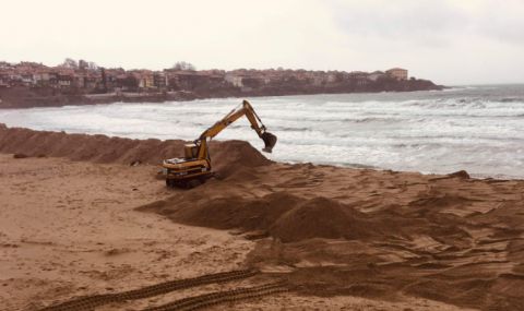 Созопол се вдигна на протест срещу разкопаването на плажа (ВИДЕО) - 1